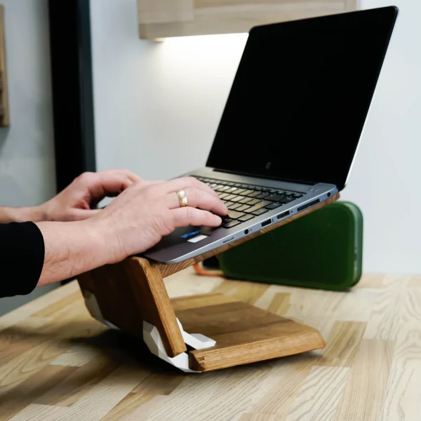 houten laptopstandaard