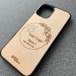Houten telefoonhoesje met gravering - iPhone - Elzenhout