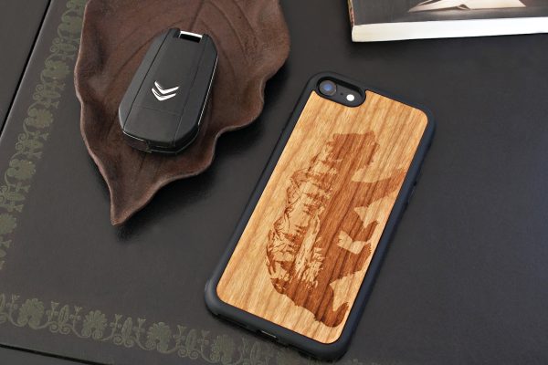 houten telefoonhoesje met gravering -kersenhout