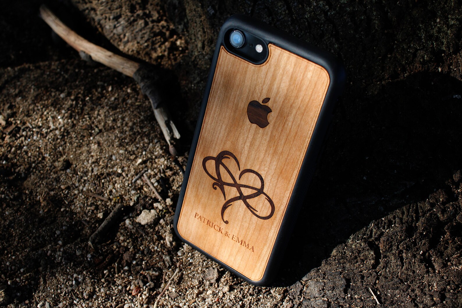 houten telefoonhoesje met gravering -kersenhout